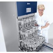 Nagy kapacitású, kis helyigényű, hatékony üvegáru mosógép közepes méretű laboratóriumok számára